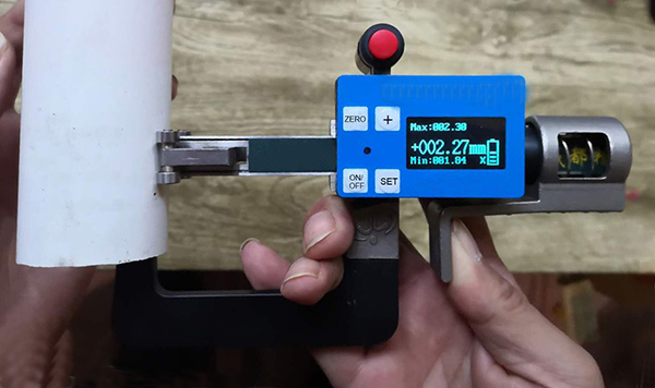 Thickness gauge actual operation scene for pipeline thickness testing