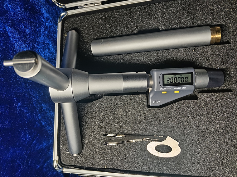 Large digital internal micrometer with extension rod