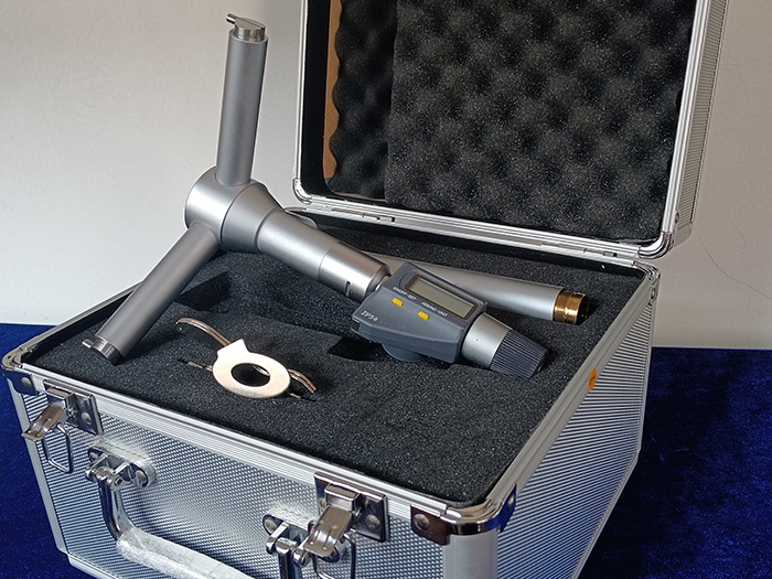 The 3-point internal micrometer in an aluminum alloy packaging box.
